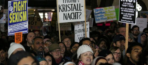 Trump'ın vize yasağı kararını Seattle'da protesto eden eylemciler - Sputnik Türkiye