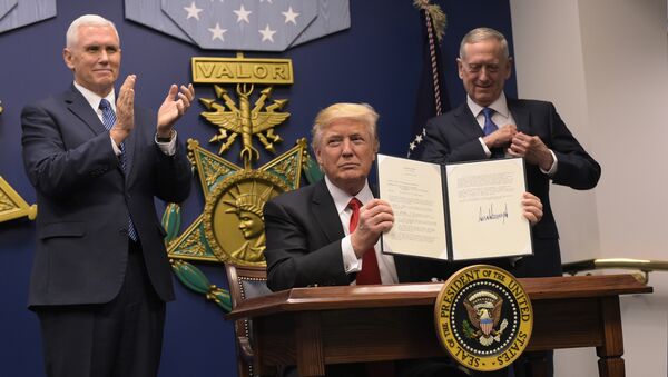 US President Donald Trump shows his signature on executive orders alongside US Defense Secretary James Mattis and US Vice President Muike Pence on January 27, 2017, at the Pentagon in Washington, DC - Sputnik Türkiye