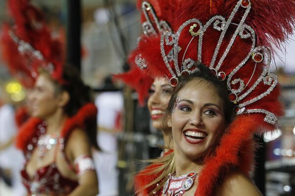 Paraguay’daki karnaval haftasına, tıpkı Brezilya’da olduğu gibi yıl boyunca hazırlıklar yapılıyor. - Sputnik Türkiye