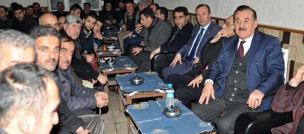 Muş'un Hasköy ilçesinde bir araya gelen Bıdıri aşiretinin ileri gelenleri, nisan ayında yapılması öngörülen anayasa değişikliğine ilişkin referandumda 'Evet' oyu kullanacaklarını açıkladı. - Sputnik Türkiye