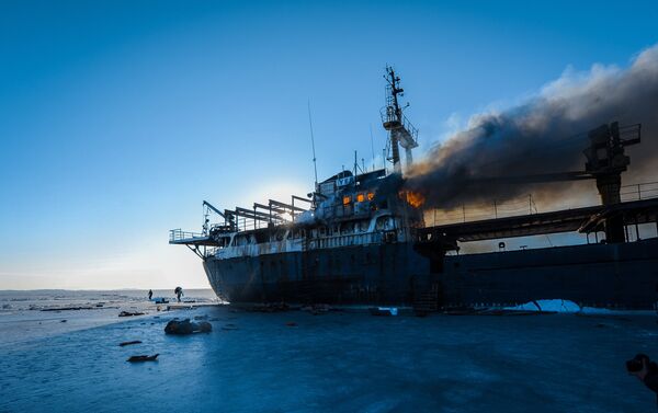Yeruslan adlı gemi Amur Körfezi'nde yanıyor - Sputnik Türkiye