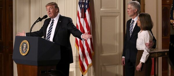 Donald Trump - Neil Gorsuch - Sputnik Türkiye
