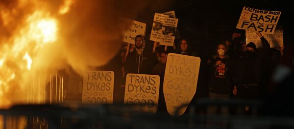 Berkeley'deki Kaliforniya Üniversitesi'nde Trump destekçisi Yiannopoulos protesto edildi Berkeley'deki Kaliforniya Üniversitesi'nde Trump destekçisi Yiannopoulos protesto edildi - Sputnik Türkiye