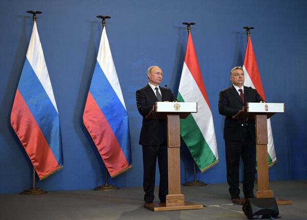 Macaristan Başbakanı Viktor Orban ile düzenledikleri ortak basın toplantısında konuşan Rusya Devlet Başkanı Vladimir Putin, Ukrayna'da gerilimin yeniden tırmanmasının nedenlerini açıkladı. Macaristan Başbakanı Viktor Orban ile düzenledikleri ortak basın toplantısında konuşan Rusya Devlet Başkanı Vladimir Putin, Ukrayna'da gerilimin yeniden tırmanmasının nedenlerini açıkladı. - Sputnik Türkiye