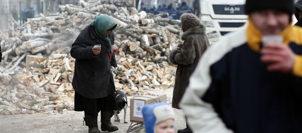 Çatışmaların yaşandığı Avdeyevka kasabasındaki siviller - Sputnik Türkiye