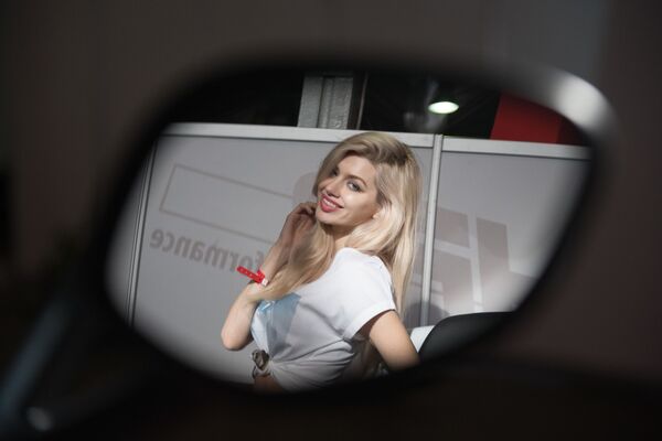 Moskova’nın Sokolniki Fuar Merkezi’nde açılan MotorSpor Expo’daki modeller. - Sputnik Türkiye