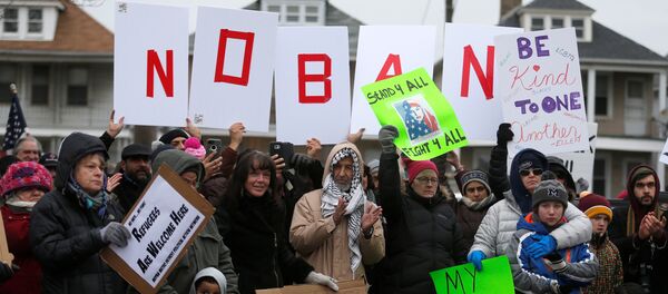 Several hundred people rally against a temporary travel ban signed by U.S. President Donald Trump in an executive order during a protest in Hamtramck, Michigan, U.S., January 29, 2017 - Sputnik Türkiye