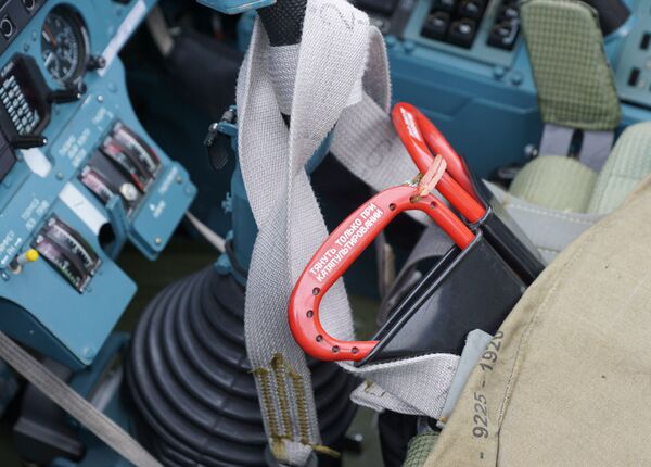 Su-30SM avcı uçağının fırlatma koltuğu kolu. - Sputnik Türkiye