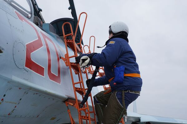 Krımsk kentindeki elemelere katılan pilot, antrenman için Su-30SM avcı uçağına biniyor. - Sputnik Türkiye