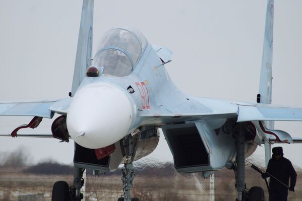 Su-30SM avcı uçakları antrenmana hazırlanıyor. - Sputnik Türkiye