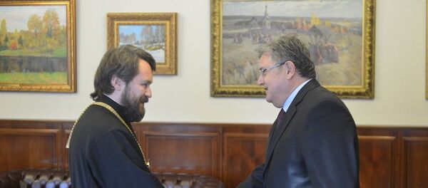 Türkiye’nin Moskova Büyükelçisi Hüseyin Diriöz ve Rusya Ortodoks Kilisesi Dış Kiliseler ile İlişkiler Masası Başkanı İlarion Volokolamski - Sputnik Türkiye