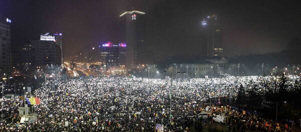 Romanya'da yüz binlerce kişi hükümeti istifaya çağırdı - Sputnik Türkiye