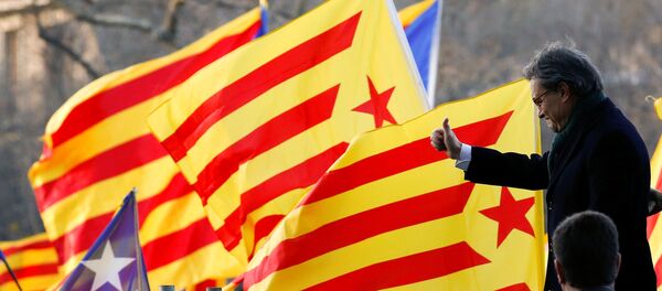 Katolonya özerk bölgesinin eski başkanı Artur Mas mahkeme önünde kendisini destekleyenleri selamlıyor - Sputnik Türkiye