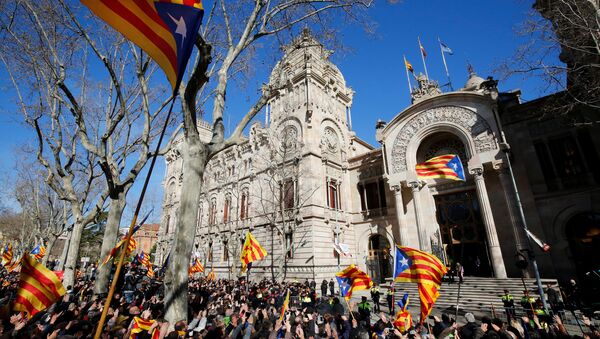 Katalonya eski Başkanı Artur Mas ve 2 Katalan yetkilinin yargılanmasına başlandı - Sputnik Türkiye