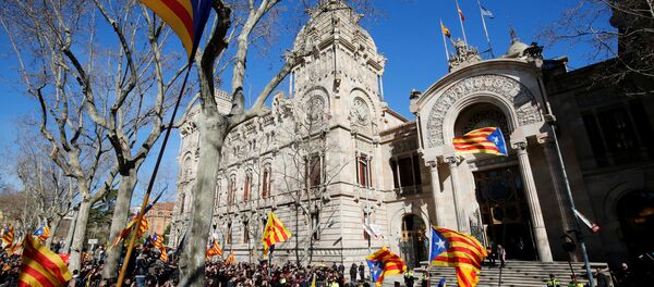 Katalonya eski Başkanı Artur Mas ve 2 Katalan yetkilinin yargılanmasına başlandı - Sputnik Türkiye