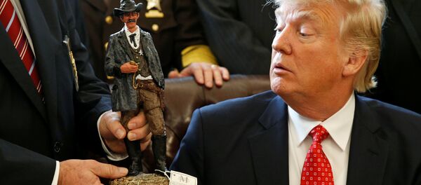 Trump'a şerif heykeli hediyesi - Sputnik Türkiye
