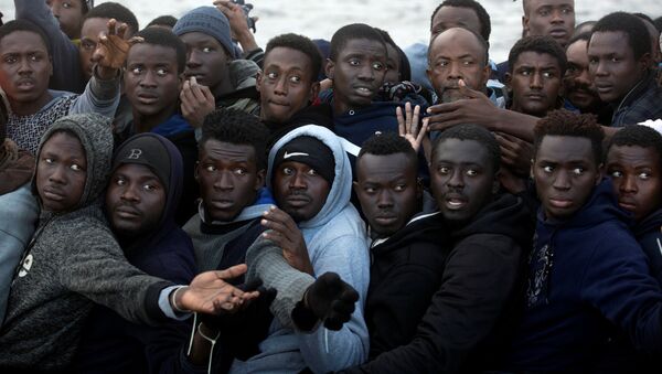Libya üzerinden İtalya'ya gitmek isteyen Sahra Altı Afrikalı göçmenler - Sputnik Türkiye