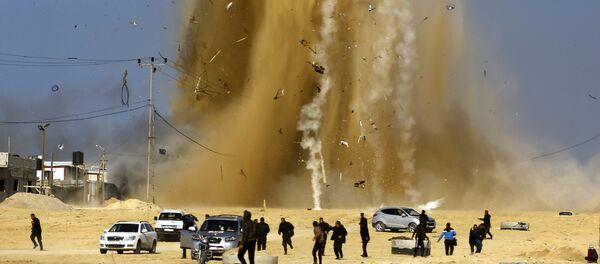 Hamas kontrolündeki Gazze'yi bombalayan İsrail uçaklarından kaçan Filistinliler - Sputnik Türkiye