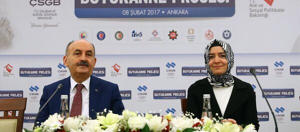 Aile ve Sosyal Politikalar Bakanı Fatma Betül Sayan Kaya ile Çalışma ve Sosyal Güvenlik Bakanı Mehmet Müezzinoğlu - Sputnik Türkiye