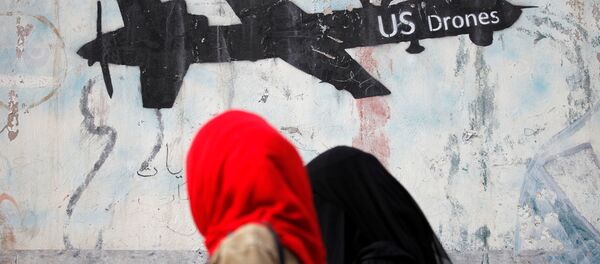 Yemen'de kadınlar drone çizimlerine bakıyor - Sputnik Türkiye