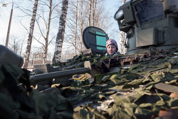 Letonya’da NATO savaş araçları ve silahlar gösterişinde FV107 SCIMITAR keşif makinesinde çocuk. - Sputnik Türkiye