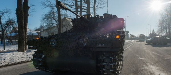 Letonya’da NATO savaş araçları ve silahlar gösterişinde FV107 SCIMITAR keşif makinesi. - Sputnik Türkiye