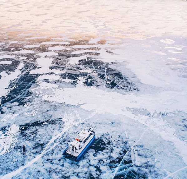 Buzla kaplanan Baykal Gölü. - Sputnik Türkiye