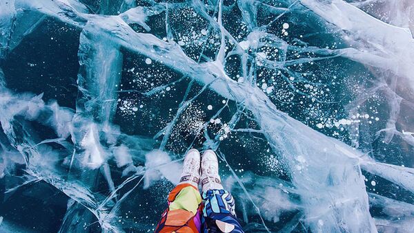 Bundan başka, Baykal Gölündeki buz saydam olduğu için güneş ışığını alıyor. - Sputnik Türkiye