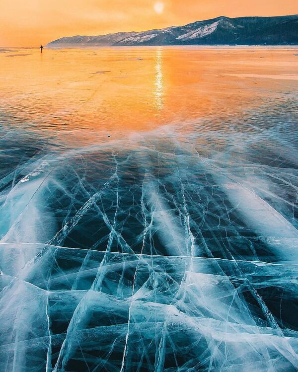 Serin soğukta çatlaklar buzu ayrı alanlara kırıyor. Çatlakların uzunluğu 10-30 m, genişliği ise 2-3 m oluşturuyor. - Sputnik Türkiye
