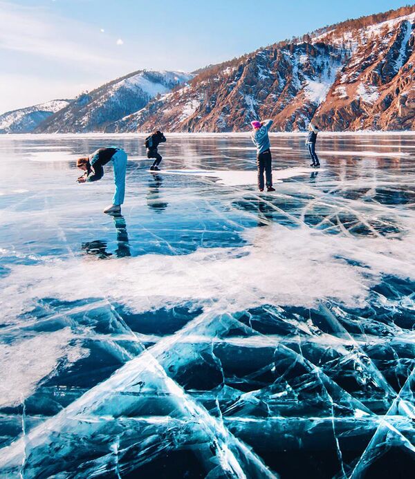 Kışın sonuna doğru Baykal Gölü’nde buz kalınlığı 1 metreye ulaşıyor, körfezlerinde ise 1,5-2 metre oluşturuyor. - Sputnik Türkiye