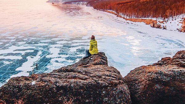Kışın Baykal Gölü Angara Nehri’nin doğduğu yerinde bulunan uzunluğu 15—20 km olan bölgeden başka tamamen donuyor. - Sputnik Türkiye