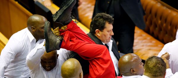 Güney Afrika'da muhalif milletvekilleri meclisten kovuldu - Sputnik Türkiye