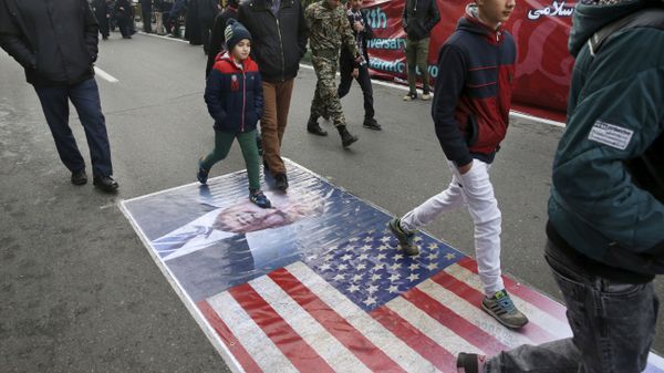 İran İslam Devrimi'nin 38. yıldönümü'nde ABD Başkanı Donald Trump'ın fotoğraflarına basıldı - Sputnik Türkiye