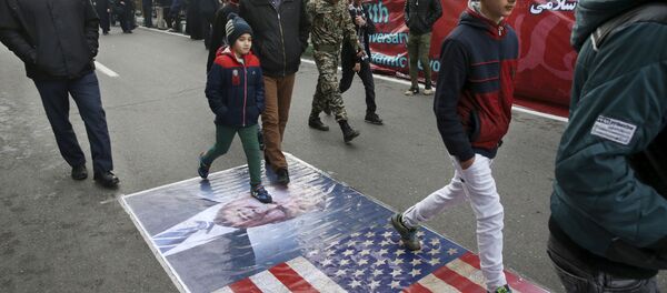 İran İslam Devrimi'nin 38. yıldönümü'nde ABD Başkanı Donald Trump'ın fotoğraflarına basıldı - Sputnik Türkiye