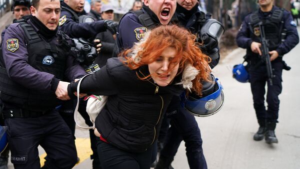 Polis Mülkiye'ye girmeye çalışan öğrenci ve akademisyenleri gözaltına aldı - Sputnik Türkiye