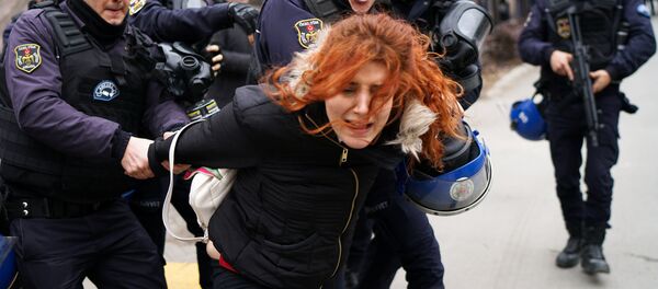 Polis Mülkiye'ye girmeye çalışan öğrenci ve akademisyenleri gözaltına aldı - Sputnik Türkiye