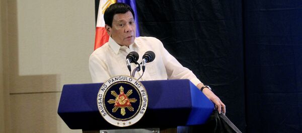 Bu arada Duterte'nin bugün Davao'daki bir ekonomi forumunda dinleyicilere ayağını gösterip çorapsız olduğunu kanıtlamaya çalıştığı anlar günün kareleri arasına girdi. - Sputnik Türkiye