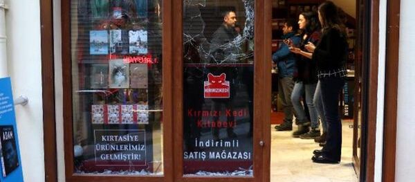 Kırmızı Kedi Yayınevi'ne saldırı - Sputnik Türkiye