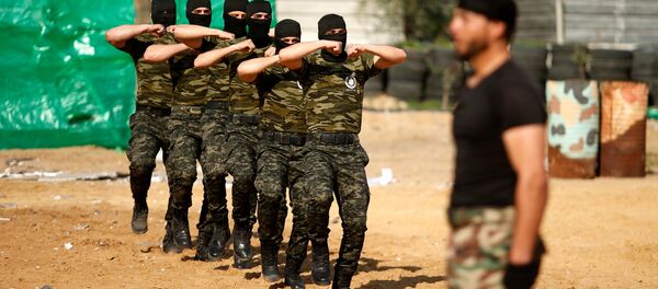 Gazze'de Hamas'a bağlı Filistin Ulusal Güvenlik Güçleri üyeleri askeri mezuniyet töreninde yeteneklerini sergiliyor - Sputnik Türkiye