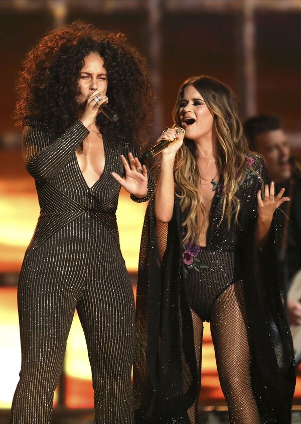 Grammy Ödülü Törenine katılan ünlü şarkıcı Alicia Keys ve Maren Morris. - Sputnik Türkiye