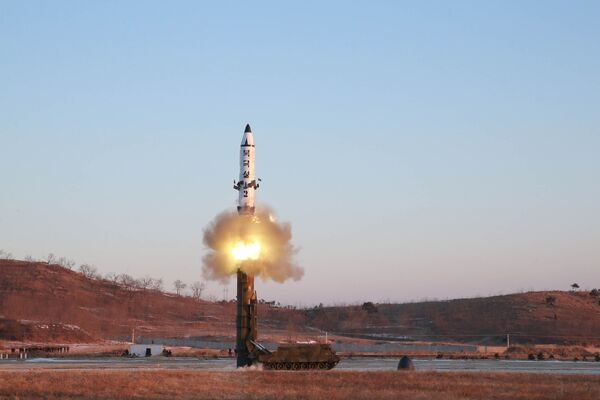 Pukguksong-2 balistik füzesi 12 Şubat sabah saat 7:55 Kuzey Kore’nin batı kıyısından fırlatıldı. - Sputnik Türkiye