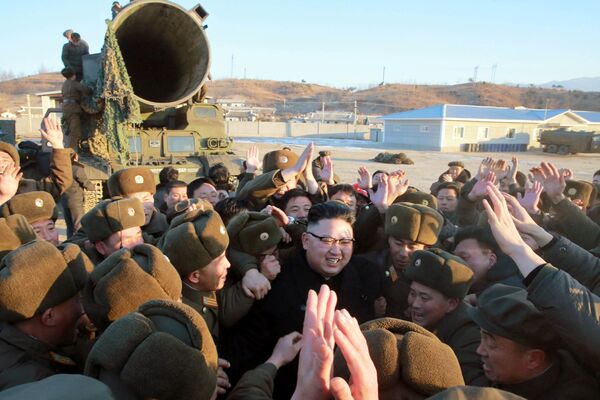 Pukguksong-2 balistik füzesi fırlatılmasına katılan ülke lideri Kim Jong-un. - Sputnik Türkiye