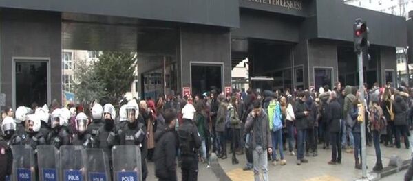 Marmara Üniversitesi önünde akademisyenlerin ihracını protesto eden gruba, ülkücü grup saldırdı - Sputnik Türkiye