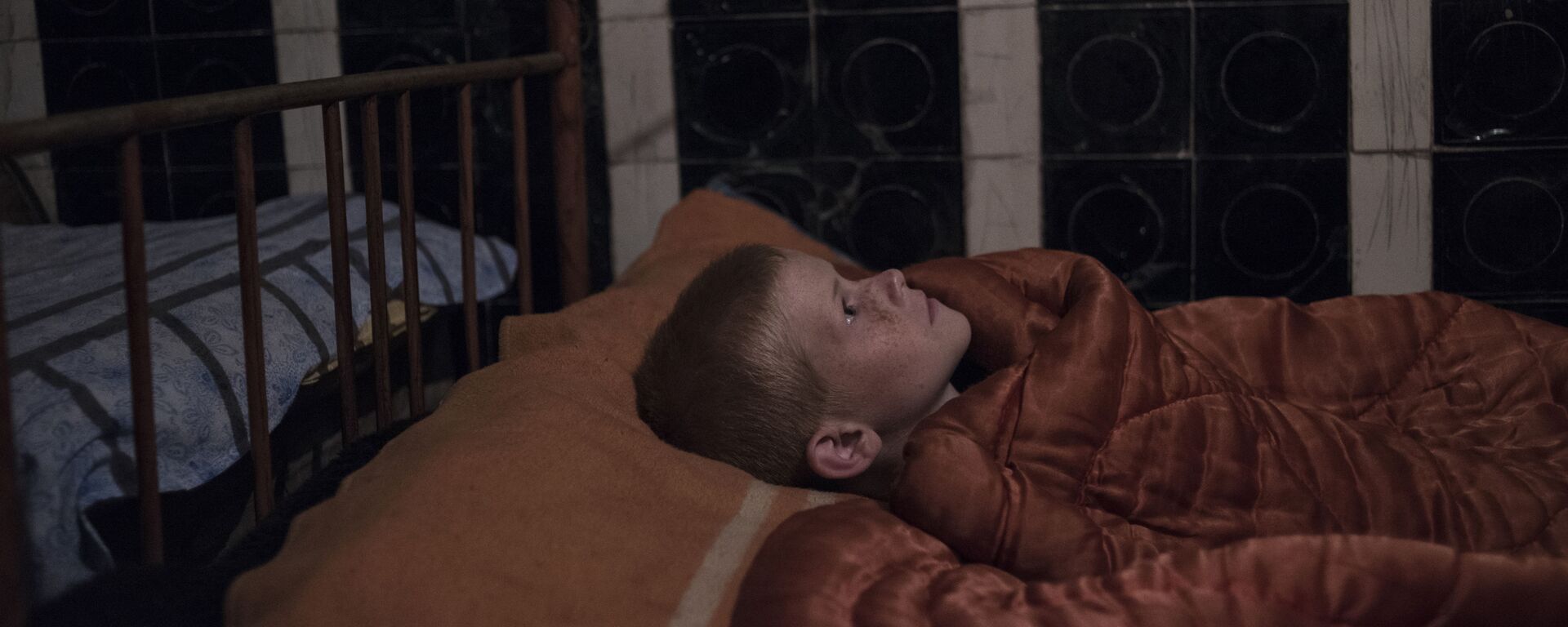 Donbass’ta yıkılan okullardan birinin bodrumuna sığınan bir çocuk. Donbass’ta yıkılan okullardan birinin bodrumuna sığınan bir çocuk. - Sputnik Türkiye, 1920, 03.06.2025