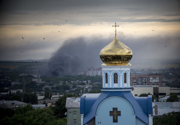 Lugansk’a topçu saldırısından sonra çıkan yangın. - Sputnik Türkiye