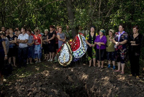 Lugansk bölgesinin Çernuhino köyünde ölen milisin cenaze töreni. - Sputnik Türkiye