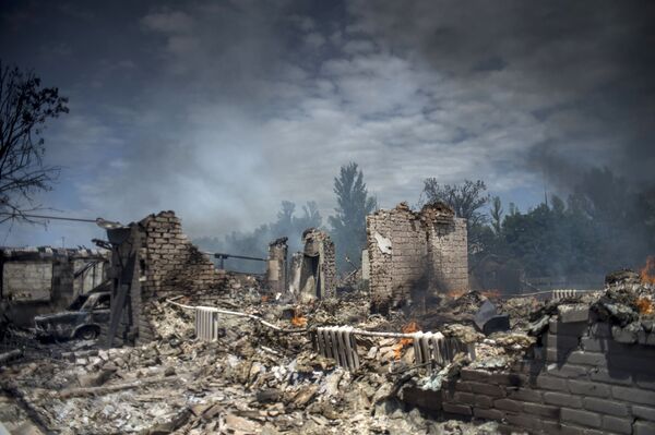Ukrayna ordusunun Luganskaya kasabasına düzenlediği hava saldırısında yıkılan ev. - Sputnik Türkiye