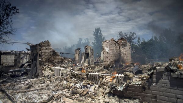 Ukrayna ordusunun Luganskaya kasabasına düzenlediği hava saldırısında yıkılan ev. - Sputnik Türkiye