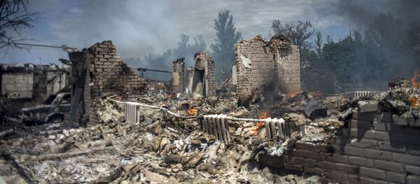 Ukrayna ordusunun Luganskaya kasabasına düzenlediği hava saldırısında yıkılan ev. - Sputnik Türkiye