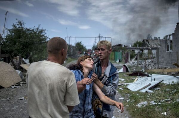 Ukrayna ordusunun hava saldırısına uğrayan Luganskaya kasabasının sakinleri. - Sputnik Türkiye